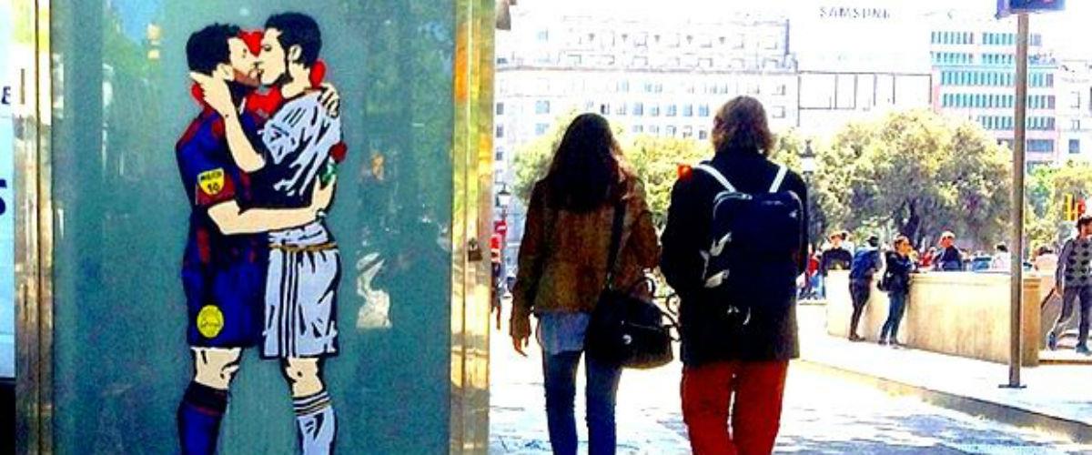 Ο σχεδιαστής του ανατρεπτικού γκράφιτι κι εξωφύλλου του France Football, Σαλβατόρε Μπενιτέντε, εξηγεί την ανατρεπτική του ιδέα να βάλει τους Λιονέλ Μέσι και Κριστιάνο Ρονάλντο να φιλιούνται