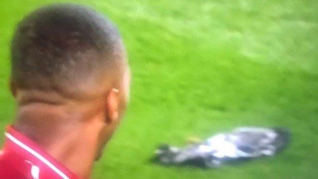 Η Λίβερπουλ συνέτριψε 5-0 τη Χάντερσφιλντ σε έναν επιθετικό μονόλογο των «ρεντς» και οι φίλοι της βρήκαν λόγο να ασχοληθούν με τον Ντάνιελ Στάριτζ και το πεθαμένο πουλί στον αγωνιστικό χώρο του Άνφιλντ