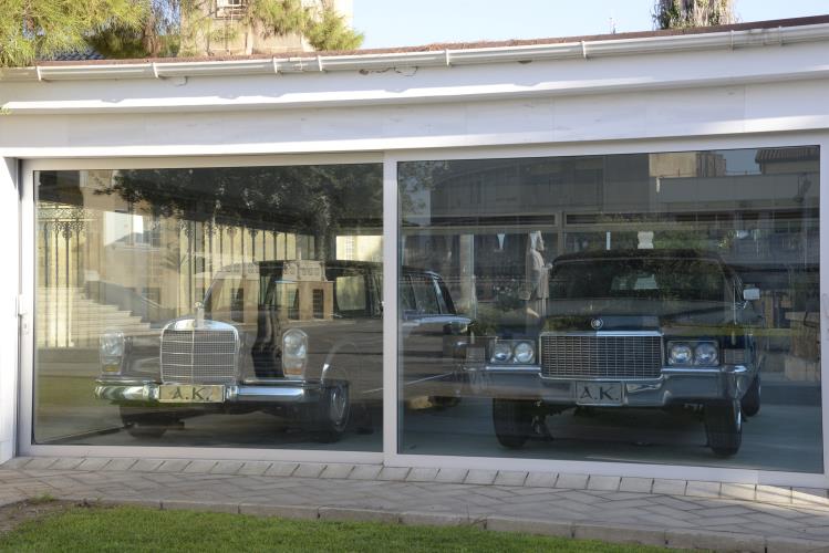 Η Cadillac και η μεγάλη Mercedes 600 του Μακάριου Γ' που βρίσκονται στο προαύλιο της Ιεράς Αρχιεπισκοπής.


