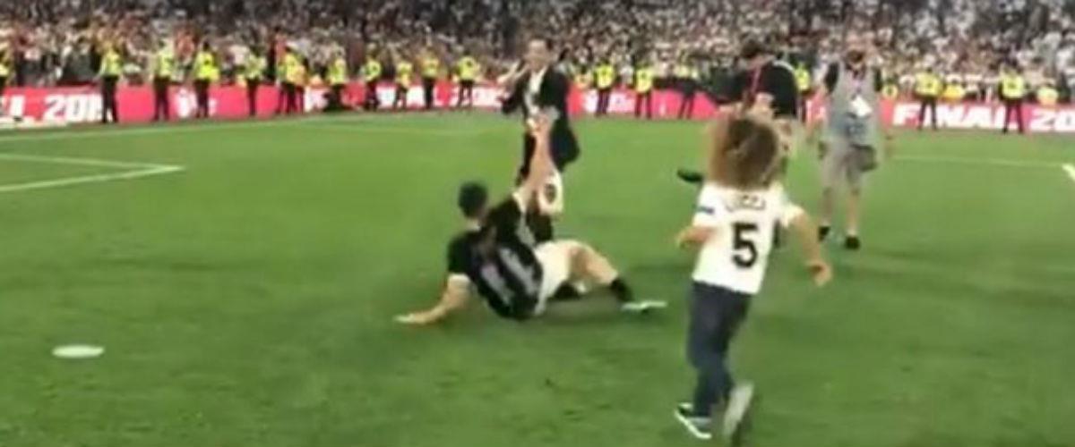 Δείτε στο video πώς ο Παουλίστα έκανε τάκλιν στον προπονητή του, Μαρθελίνο την ώρα των πανηγυρισμών για την κατάκτηση του Copa del Rey