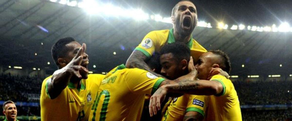 Η Βραζιλία νίκησε 2-0 την Αργεντινή χάρη στα γκολ των Γκαμπριέλ Ζεζούς και Φιρμίνο (αμφότεροι και ασίστ) και προκρίθηκε στον τελικό του Κόπα Αμέρικα, όπου περιμένει τη Χιλή ή το Περού