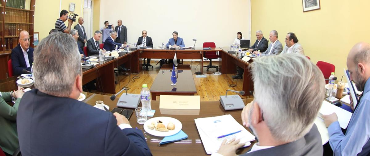 ΠΡΟΕΔΡΟΣ ΔΗΜΟΚΡΑΤΙΑΣ - ΣΥΜΒΟΥΛΙΟ ΑΡΧΗΓΩΝ