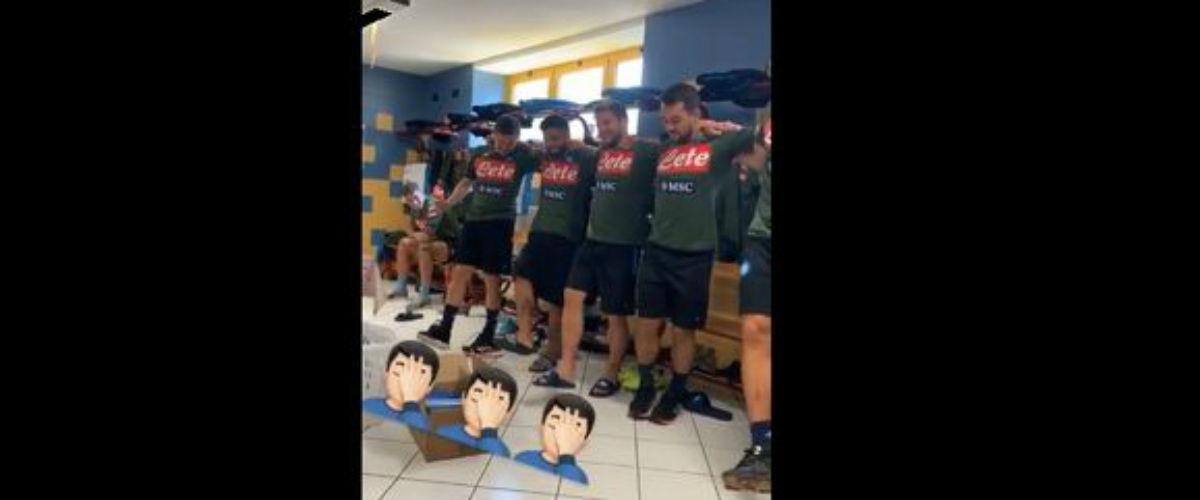 Ο Κώστας Μανωλάς εντυπωσιάζει στο ξεκίνημά του στην Νάπολι όχι μόνο εντός γηπέδου αλλα και εκτός, με τελευταία απόδειξη να είναι το συρτάκι που έμαθε στους συμπαίκτες του στα αποδυτήρια