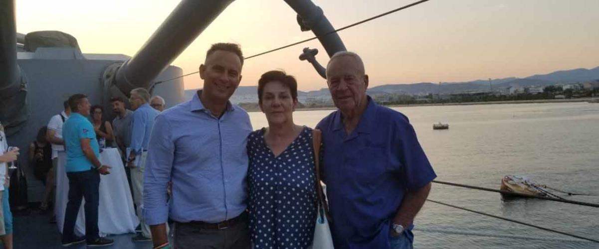 Ο κυβερνήτης Στέλιος Μπόνας μαζί με τους συγκυβερνήτες του, την σύζυγο του Νέλυ και τον υιό του Στέλιο πάνω στο θωρηκτό Αβέρωφ