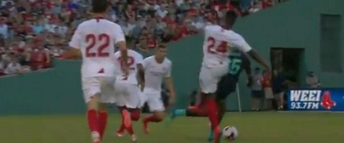 Στο 75' του φιλικού Λίβερπουλ - Σεβίλλη, ο ποδοσφαιριστής των Ισπανών, Νιανιόν κόντεψε να σπάσει το πόδι του Λαρουσί 