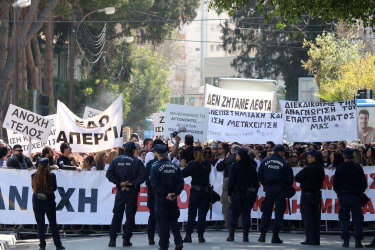 ΝΟΣΗΛΕΥΤΕΣ ΕΚΔΗΛΩΣΗ ΔΙΑΜΑΡΤΥΡΙΑΣ ΕΞΩ ΑΠΟ ΒΟΥΛΗ