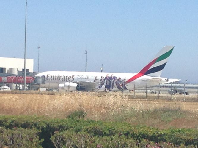 ΑΕΡΟΣΚΑΦΟΣ Α380 ΤΗΣ EMIRATES ΠΡΑΓΜΑΤΟΠΟΙΗΣΕ ΑΝΑΓΚΑΣΤΙΚΗ ΠΡΟΣΓΕΙΩΣΗ ΣΤΟ ΑΕΡΟΔΡΟΜΙΟ ΛΑΡΝΑΚΑΣ