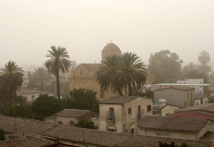 ΠΥΚΝΗ ΣΚΟΝΗ ΣΤΗΝ ΑΤΜΟΣΦΑΙΡΑ