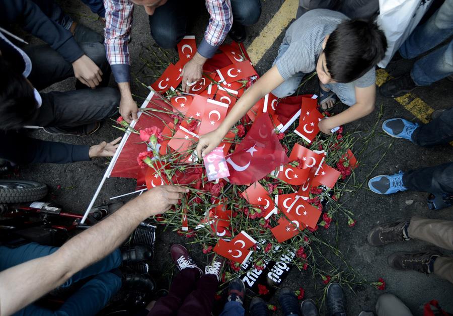 Bomb attack on police bus in central Istanbul