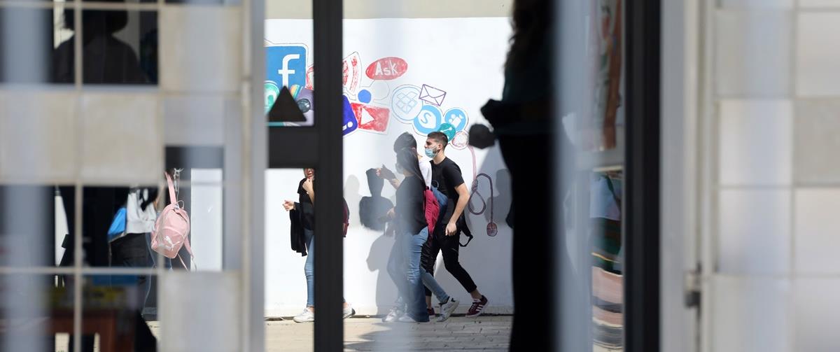 ΕΠΕΣΤΡΕΨΑΝ ΣΤΙΣ ΣΧΟΛΙΚΕΣ ΑΙΘΟΥΣΕΣ ΟΙ ΤΕΛΕΙΟΦΟΙΤΟΙ ΜΑΘΗΤΕΣ