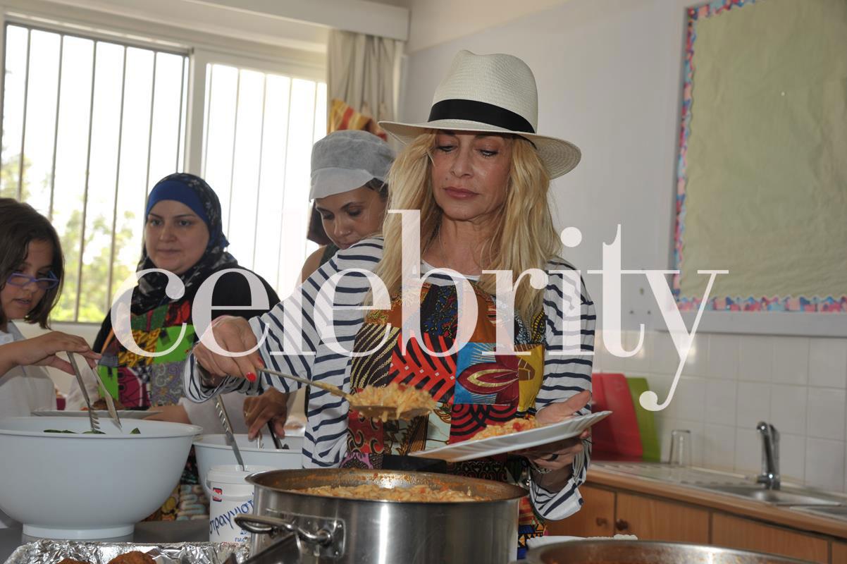 Σε ρόλο μαγείρισσας η τραγουδίστρια 