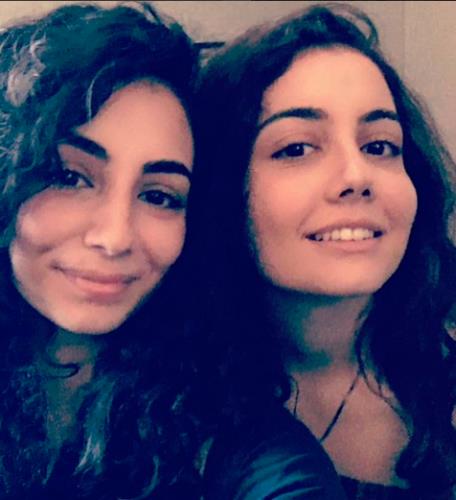 Η αδελφή της κυνηγά το όνειρό της για καριέρα στο τραγούδι στην Αμερική