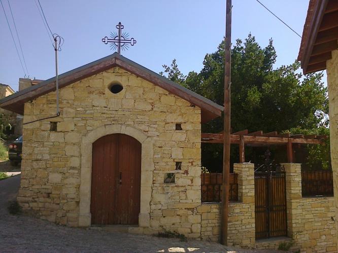 Τα κτίσματα διατηρούν την παραδοσιακή πετρόκτιστη αρχιτεκτονική