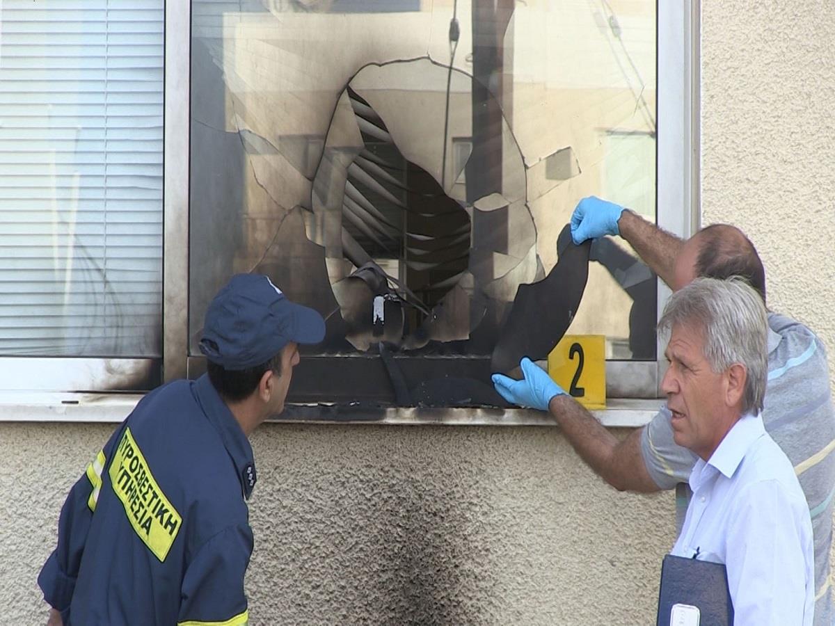 Νέα εμπρηστική ενέργεια σημειώθηκε τα ξημερώματα θέτοντας σε άμεση κινητοποίηση την πυροσβεστική υπηρεσία Πάφου. Αυτή τη φορά στα Γραφεία Εξευρέσεως Εργασίας στην Πάφο  με αποτέλεσμα η Αστυνομία Πάφου μέσα σε ένα 24ωρο να διερευνά και τρίτη  υπόθεση εμπρησμού