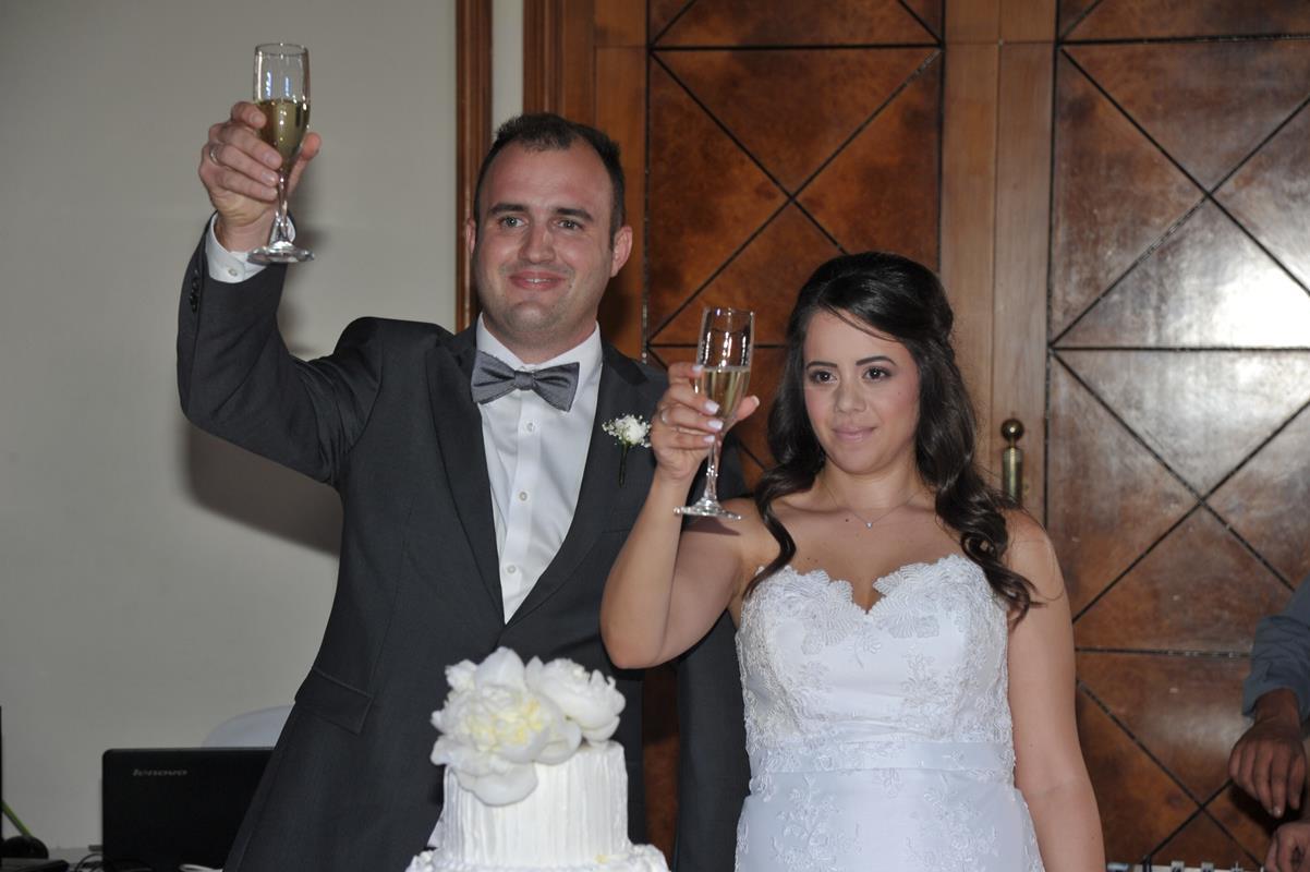 Οι νιόπαντροι καλωσορίζουν τους καλεσμένους τους στο δείπνο 