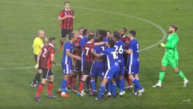 Η Σριούσμπερι αγωνίστηκε απέναντι στην Μπέρμιγχαμ σε φιλικό προετοιμασίας με δυο αντιπάλους να έρχονται στα χέρια. Ακολούθησε ένας μικρός χαμός (VIDEO).