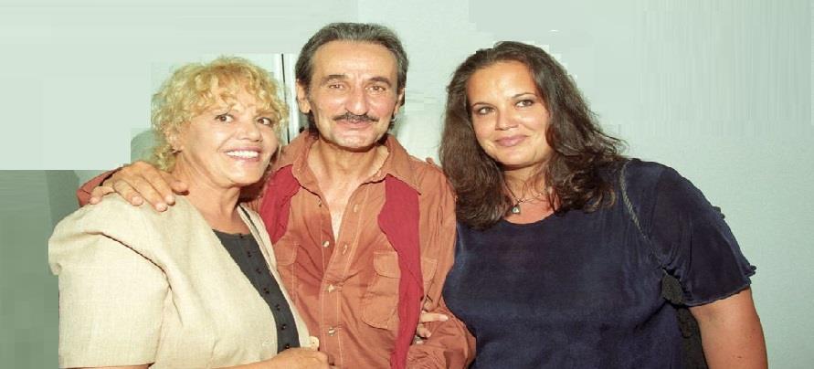 4076772553247787 MPONELOY MOYSTAKAS ME TIN KORI TOYS EIRHNH EPIDAYROS 17071998