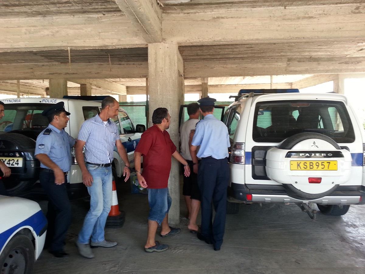 Σε εξέλιξη βρίσκονται ανακρίσεις των μεταναστών, οι οποίοι εντοπίστηκαν στην τοποθεσία Ακτή, έδαφος του χωριού Πηγαίνια, ενώ  έξι μετανάστες, τρεις γυναίκες και τρία παιδιά, φαίνεται ότι διέφυγαν από τον Πύργο Τυλληρίας, με όχημα που τους παρέλαβε, προς άγνωστη κατεύθυνση.