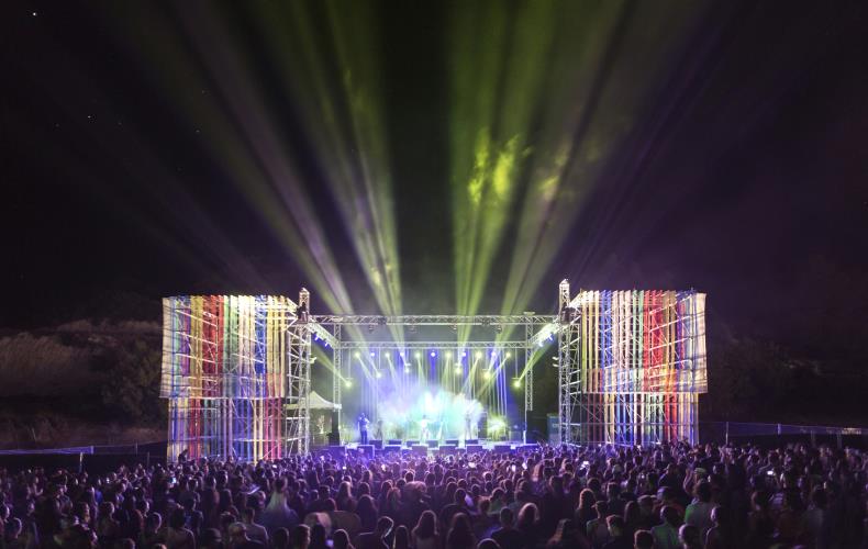 4231518435482503 3. The Experience  Fengaros Field Stage - Photo by Emma Louise Charalambous