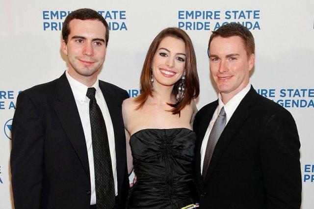 H Anne Hathaway με τα αδέλφια της 