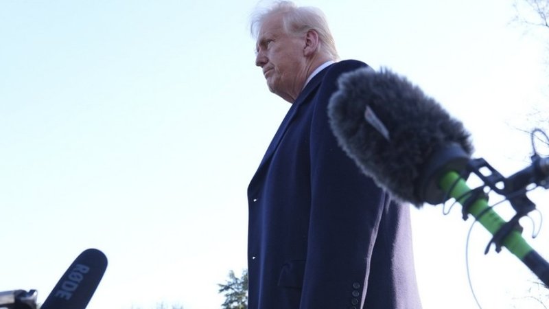 trump-mikrofona