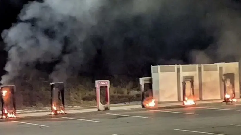 musk-tesla-53-35-35378.jpg