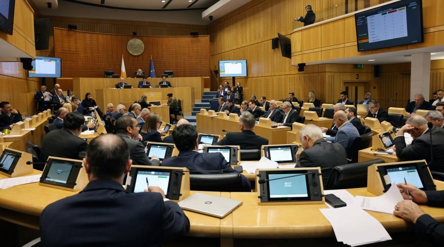 Στη Βουλή τα οικονομικά του 2023-Πλεόνασμα εσόδων, σημαντική αύξηση εκροών