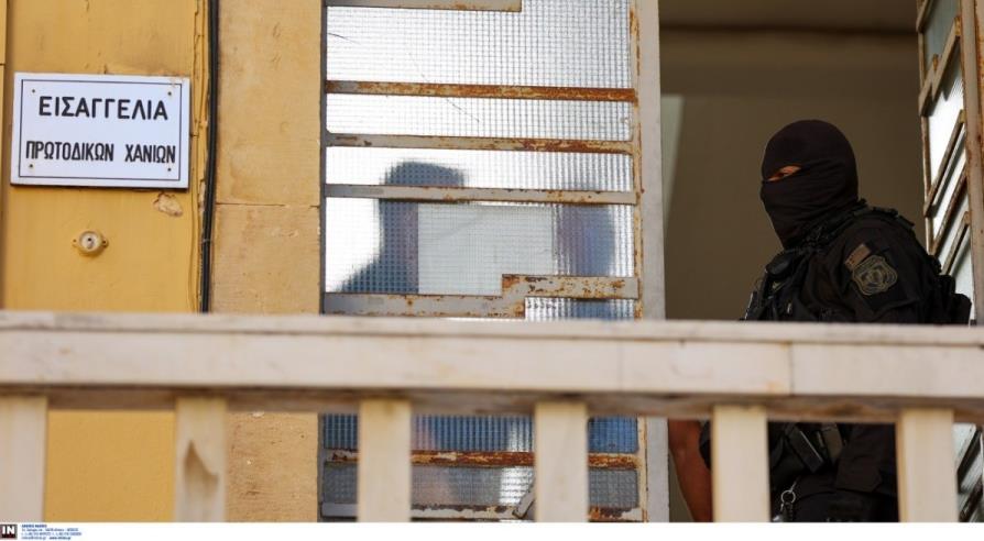 Στην εισαγγελία για απολογία για τους εκβιασμούς και την εκκλησιαστική περιουσία Στην εισαγγελία για απολογία για τους εκβιασμούς και την εκκλησιαστική περιουσία