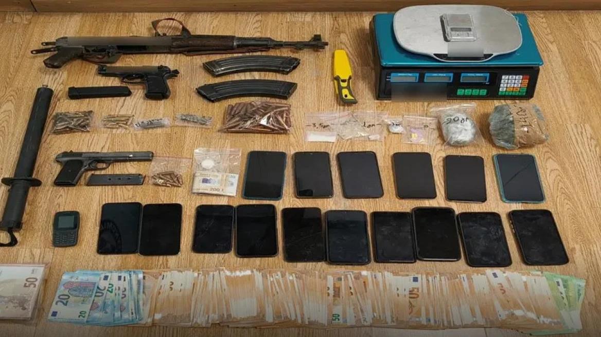 Εξαρθρώθηκε εγκληματική οργάνωση ναρκωτικών με κέρδη 8 εκατομμύρια- Κατασχέθηκε ένας τόνος κάνναβης και βαρύς οπλισμός