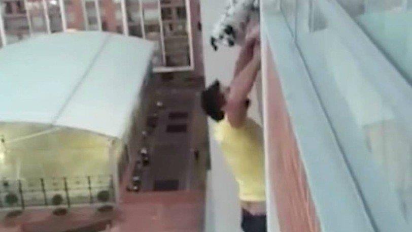 Συγκινεί η αυτοθυσία του άντρα που πρωταγωνιστεί στο βίντεο, αφού έβαλε τον εαυτό του σε κίνδυνο για να σώσει σκύλο που είχε εγκλωβιστεί σε μπαλκόνι.
