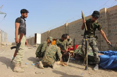 epa04992060 Iraqi volunteers from a Shiite militia prepare their weapons at the Baiji oil refinery in northern Iraq, on 23 October 2015. According to Iraqi officials Iraqi ground forces backed by Shiite volunteers and airstrikes carried out by the international anti-IS coalition, have liberated the major northern city of Baiji from Islamic State group (IS) militant.  EPA/HAIDER AL-ASSADEE