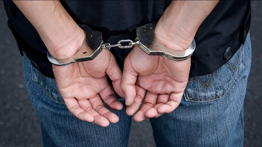 Χειροπέδες και σε 23χρονο για την κλοπή δύο όπλων από οικία-Στο κελί ο 21χρονος