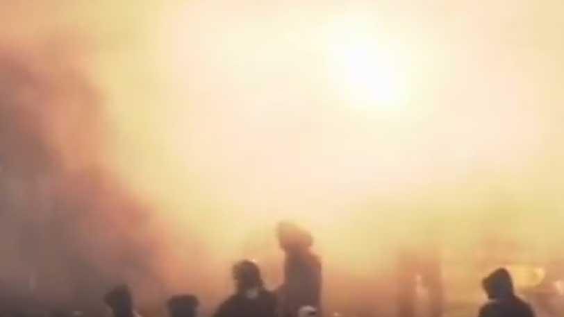Πολύ ξύλο στις εξέδρες, προσωρινή διακοπή και αρκετοί τραυματίες στο ντέρμπι της Παρτιζάν με τον Ερυθρό Αστέρα που έληξε 1-1. Δείτε βίντεο με τα επεισόδια!