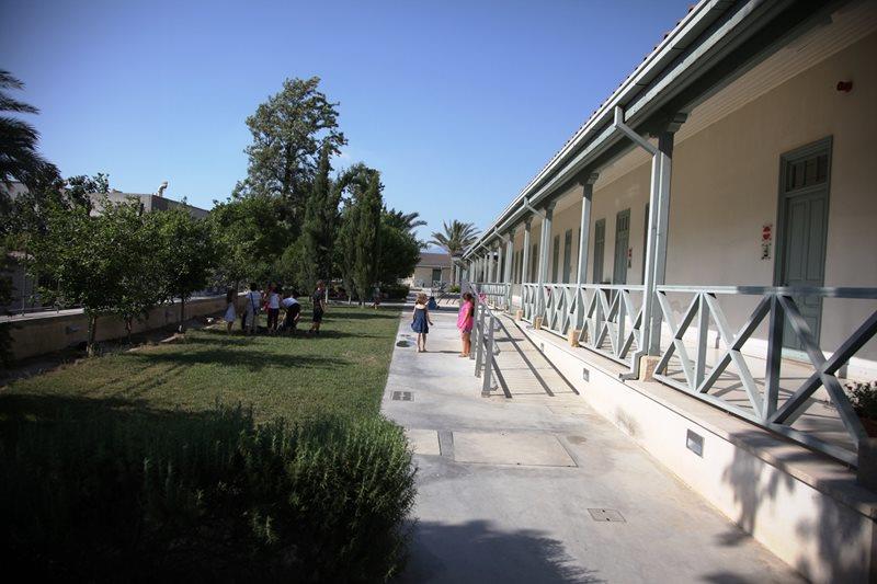 λευκ