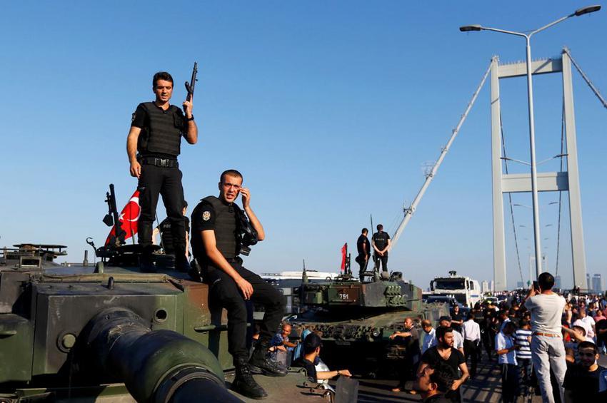 Policemen stand atop military armored vehicles after troops involved in the coup surrendered on the Bosphorus Bridge in Istanbul, Turkey July 16, 2016.   REUTERS/Murad Sezer