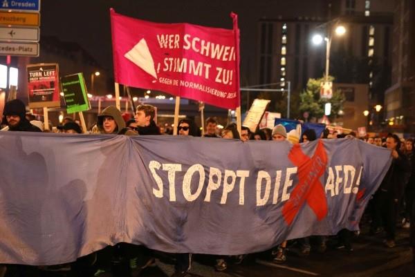 Μεγάλη και συνεχώς αυξανόμενη συγκέντρωση διαμαρτυρίας αυτή την ώρα στο Βερολίνο! "Βράζει" η γερμανική πρωτεύουσα για το AFD.
