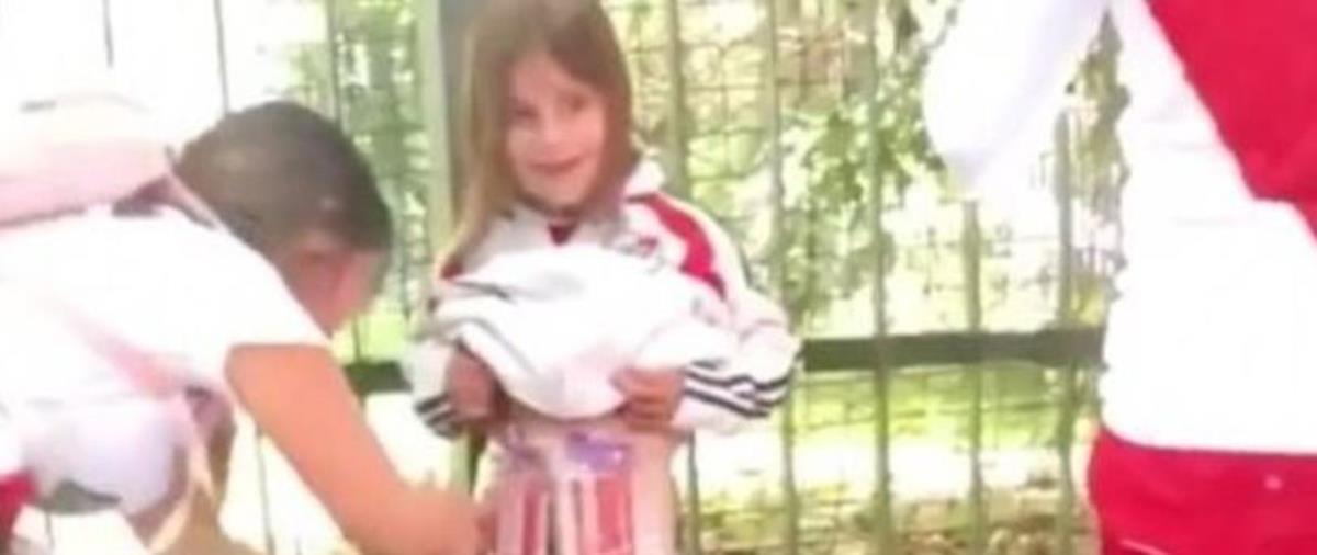 Στα χέρια της αστυνομίας βρίσκεται πλέον μετά το σοκαριστικό βίντεο που έκανε τον γύρο του κόσμου