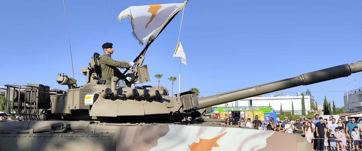 Η Κύπρος τιμά τα 65 χρόνια ανεξαρτησίας-Σε εξέλιξη η μεγάλη στρατιωτική παρέλαση