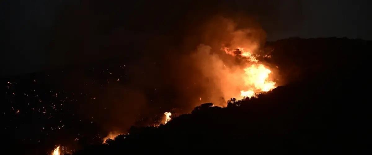 Πύρινη κόλαση με νεκρό στην Ανατoλική Αττική-Στις φλόγες σπίτια και αυτοκίνητα (vids&pics)