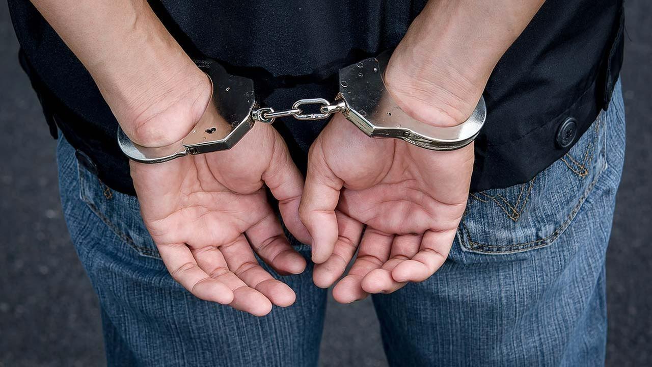 Έφθασε μέσω ταχυδρομείου ενάμιση κιλό μεθαμφεταμίνης-Έκαψε τον παραλήπτη το όνομα στο πακέτο, χειροπέδες σε 25χρονο