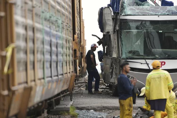 Τρομακτικό δυστύχημα τρένου με λεωφορείο στο Μεξικό-Δέκα νεκροί Τρομακτικό δυστύχημα τρένου με λεωφορείο στο Μεξικό-Δέκα νεκροί
