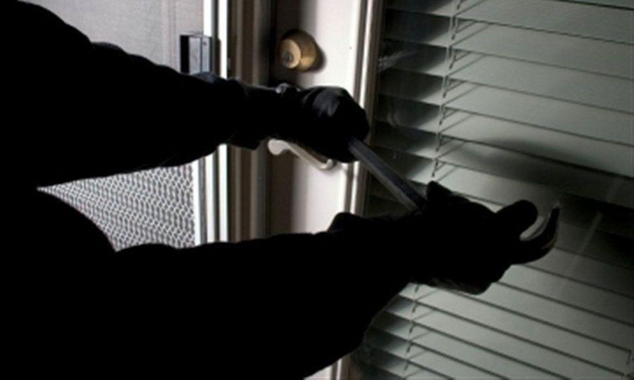 Χειροπέδες σε δύο πρόσωπα για διάρρηξη και κλοπή στη Λευκωσία Χειροπέδες σε δύο πρόσωπα για διάρρηξη και κλοπή στη Λευκωσία