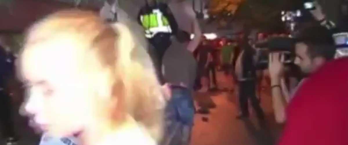 Σκηνές ντροπής έξω από το «Σάντσεθ Πιθχουάν», όπου Ρώσοι οπαδοί της Σπαρτάκ Μόσχας επιτέθηκαν και τραυμάτισαν ηλικιωμένο οπαδό της Σεβίλλης.
