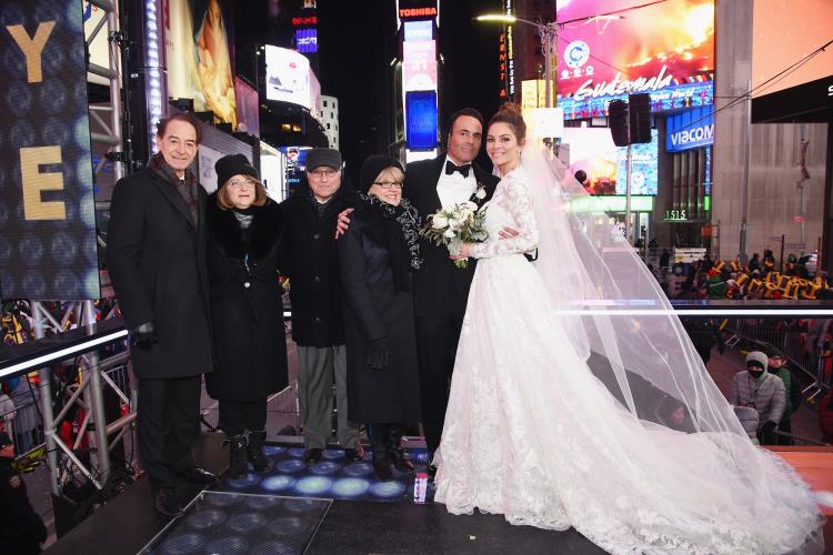 Maria Menounos and Steve Harvey Live from Times Square