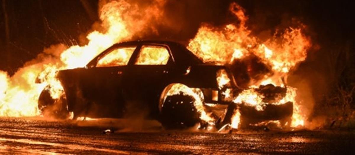 Παραδόθηκε στις φλόγες όχημα 22χρονης στη Λεμεσό-Επηρεάστηκε και δεύτερο αυτοκίνητο