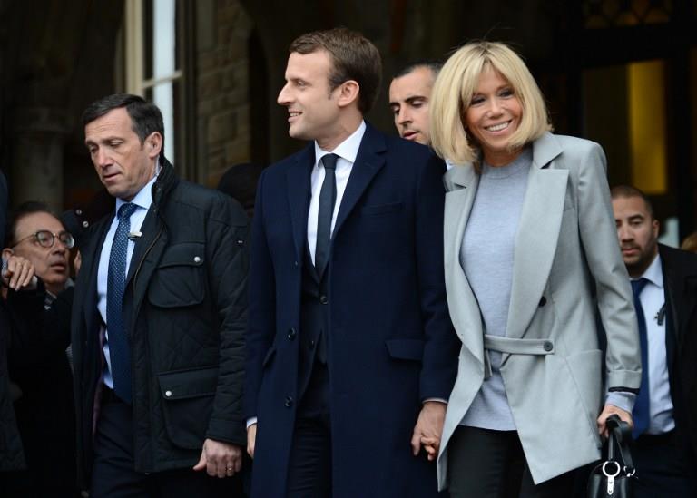 3081005 04/23/2017 Emmanuel Macron, leader of En Marche! movement, center, and wife Brigitte are in Le Touquet-Paris-Plage in the Pas-de-Calais department during the first round of the French presidential elections. Alexey Vitvitsky/Sputnik