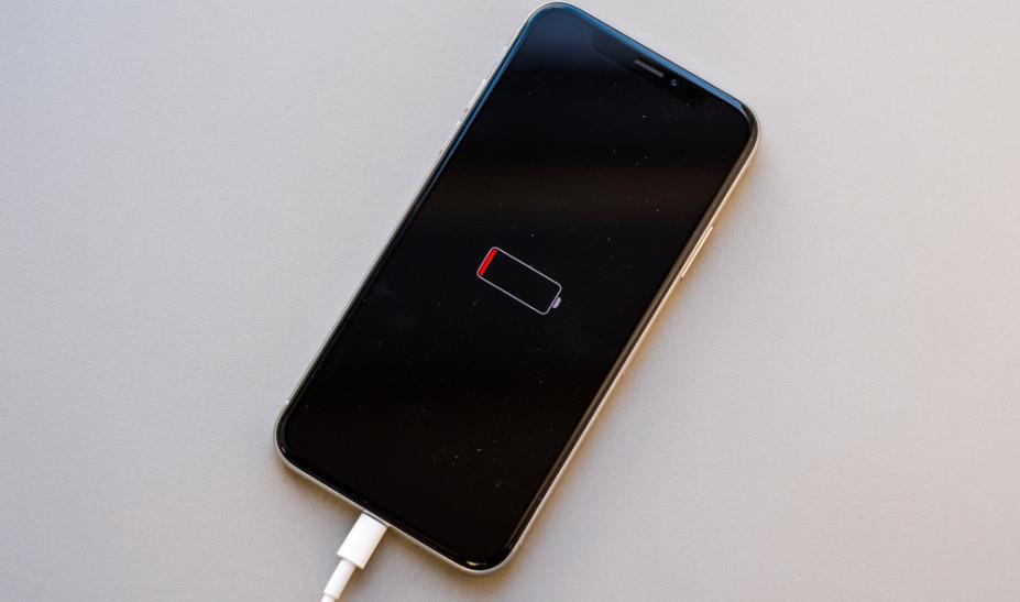 4104702835052000 st-iphone-battery-charging