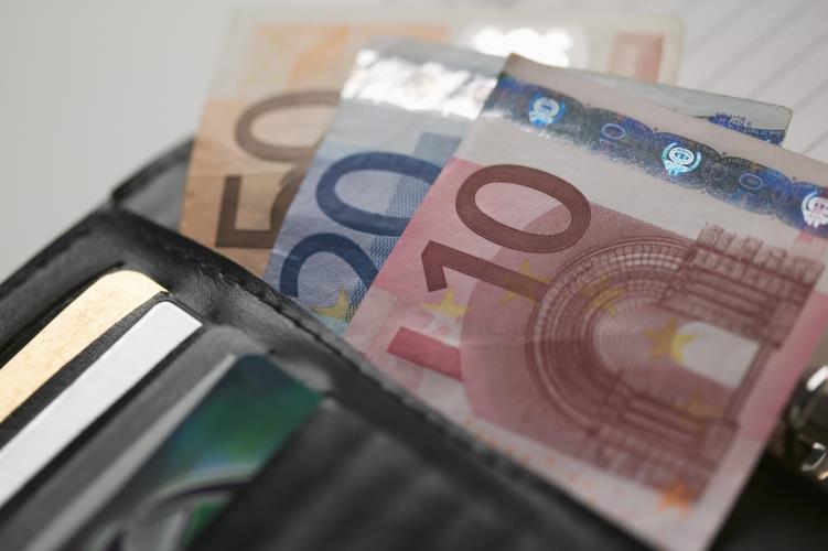 ΣΥΝΕΧΙΣΕ ΝΑ ΠΑΙΡΝΕΙ ΣΥΝΤΑΞΗ