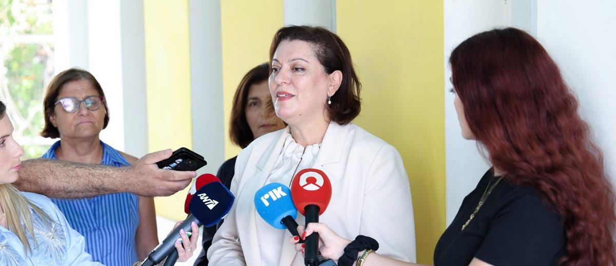 Είμαστε εδώ για να επιλύουμε προβλήματα με διάλογο και όχι με εκβιαστικά μέτρα Είμαστε εδώ για να επιλύουμε προβλήματα με διάλογο και όχι με εκβιαστικά μέτρα