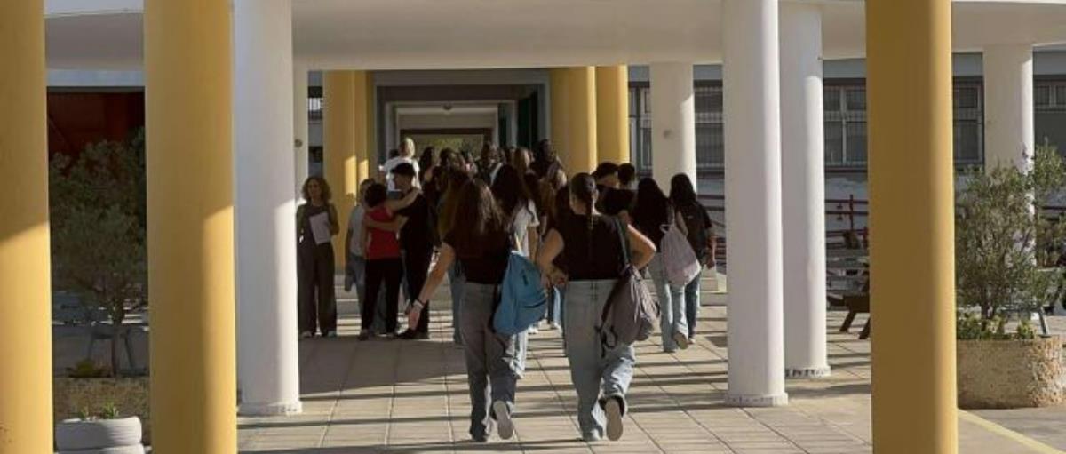 Με χαμόγελο επέστρεψαν στα σχολεία οι μαθητές-«Θα ζητήσω να μου δώσουν και τις δικές τους εισηγήσεις» Με χαμόγελο επέστρεψαν στα σχολεία οι μαθητές-«Θα ζητήσω να μου δώσουν και τις δικές τους εισηγήσεις»